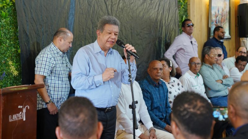 Leonel Fernández acusa al PRM de “cubiar” al pueblo y denuncia intento de limitar la cesantía laboral